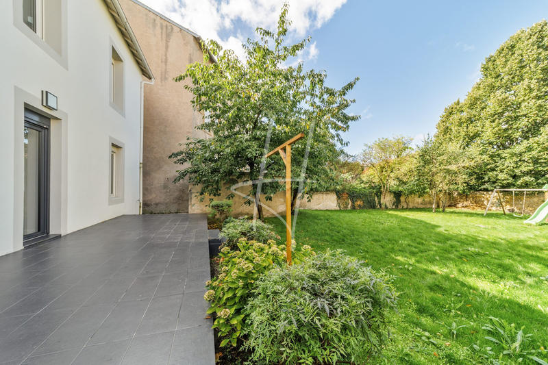 Maison - 220 m² - 9 pièces