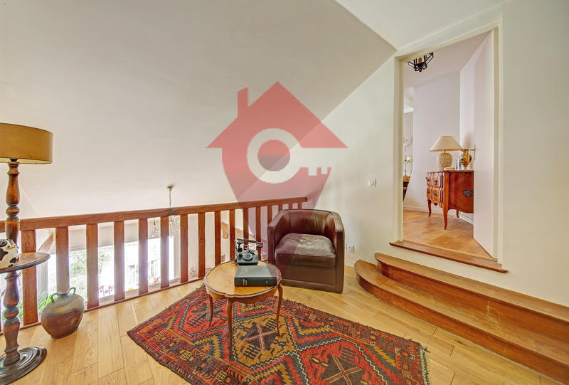 Maison - 360 m² - 10 pièces