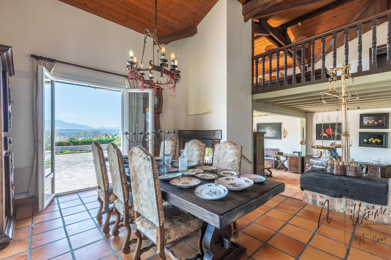 Maison - 201 m² - 7 pièces