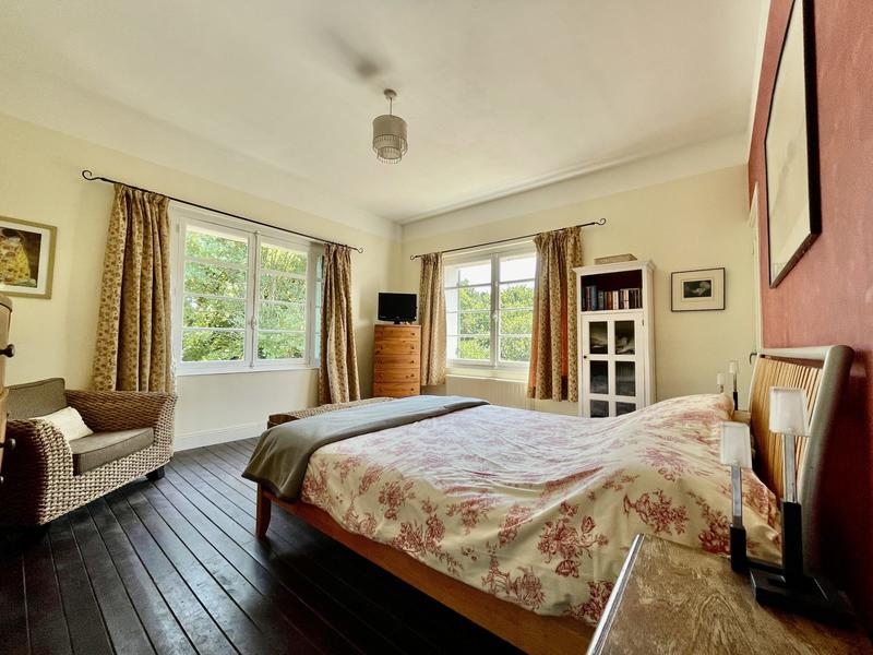 Maison traditionnelle - 236 m² - 9 pièces