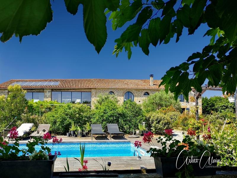 Maison en pierre - 676 m² - 11 pièces