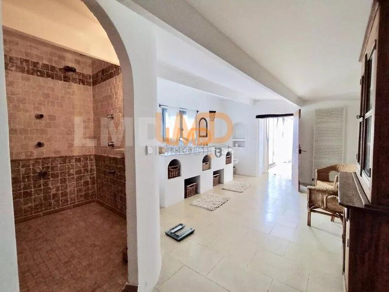 Maison - 300 m² - 11 pièces