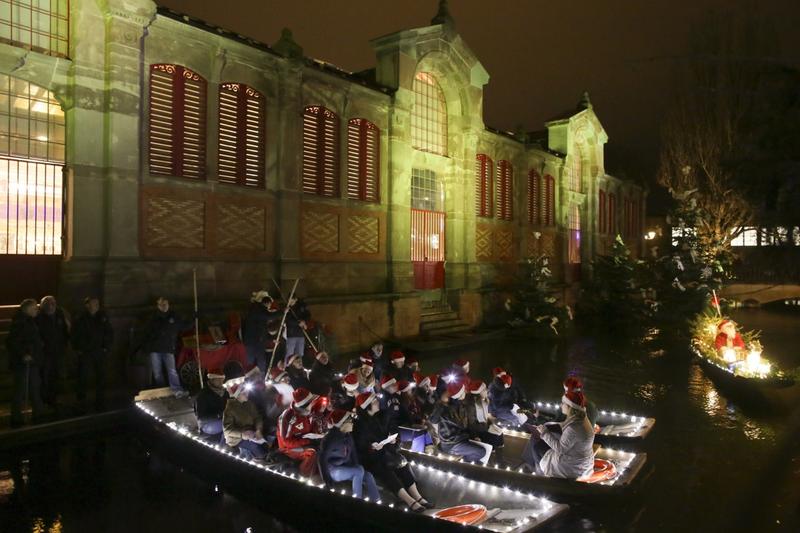 Les enfants chantent Noël sur les barques