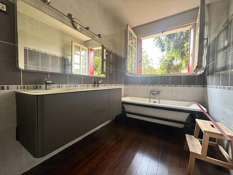 Maison - 141 m² - 8 pièces