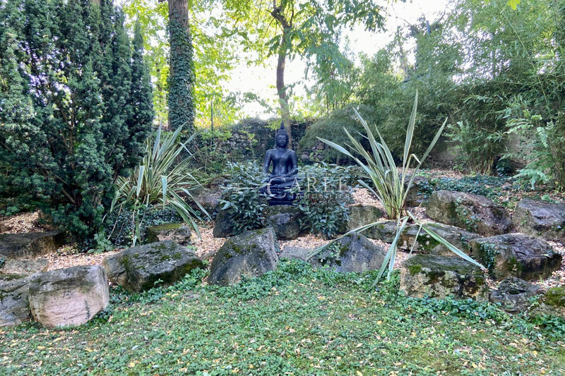 Maison - 330 m² - 8 pièces