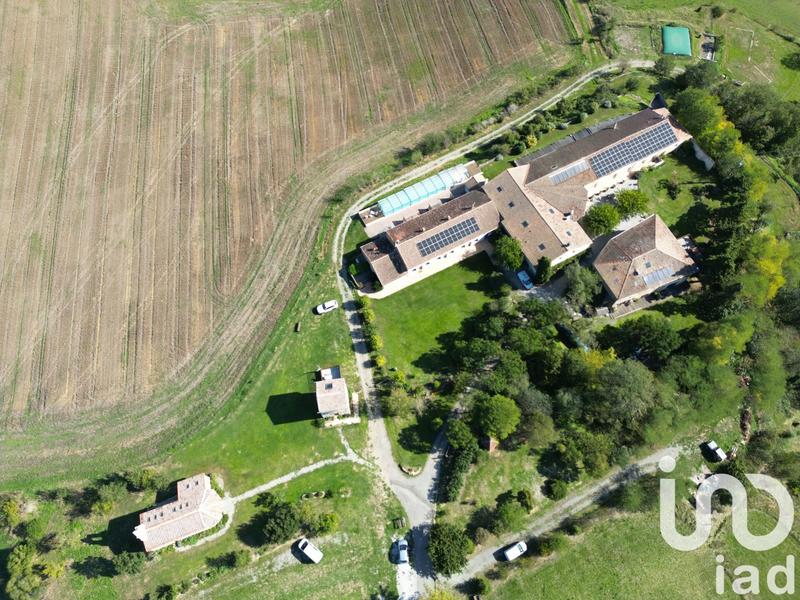 Maison - 1 828 m² - 50 pièces