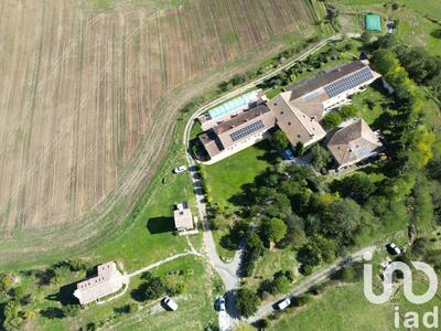 Maison - 1 828 m² - 50 pièces