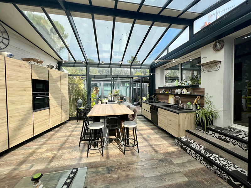 Maison - 232 m² - 9 pièces