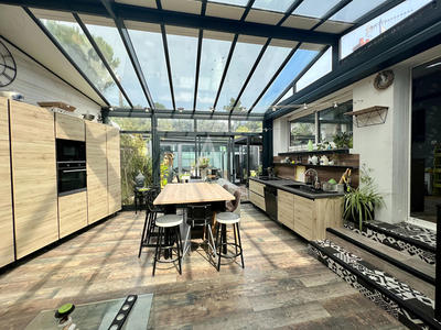 Maison - 232 m² - 9 pièces