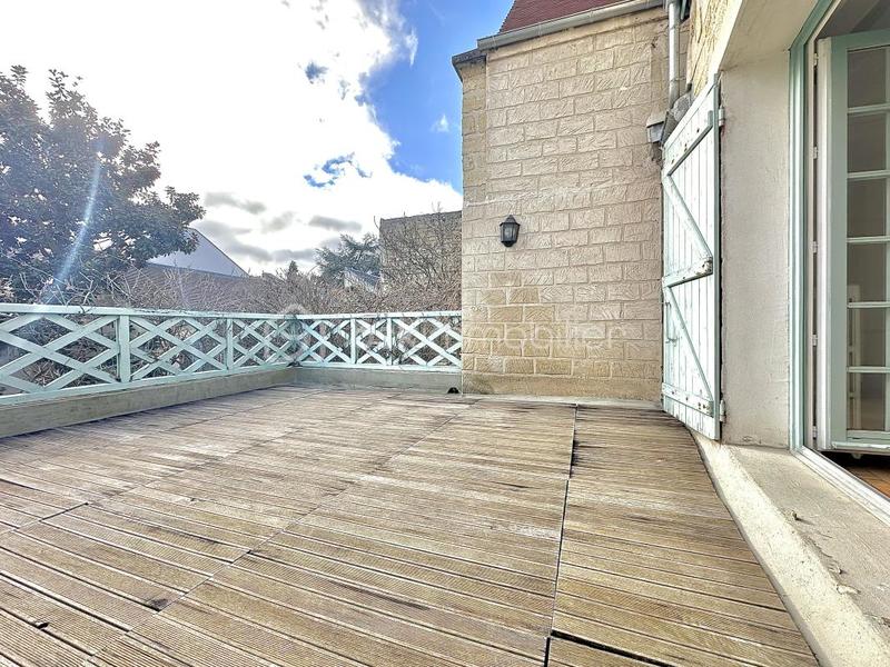 Maison - 241 m² - 10 pièces