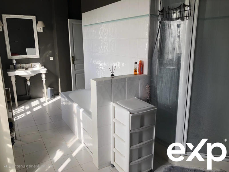 Maison - 243 m² - 9 pièces