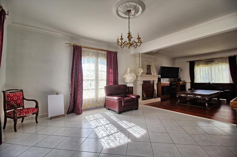 Maison - 240 m² - 9 pièces