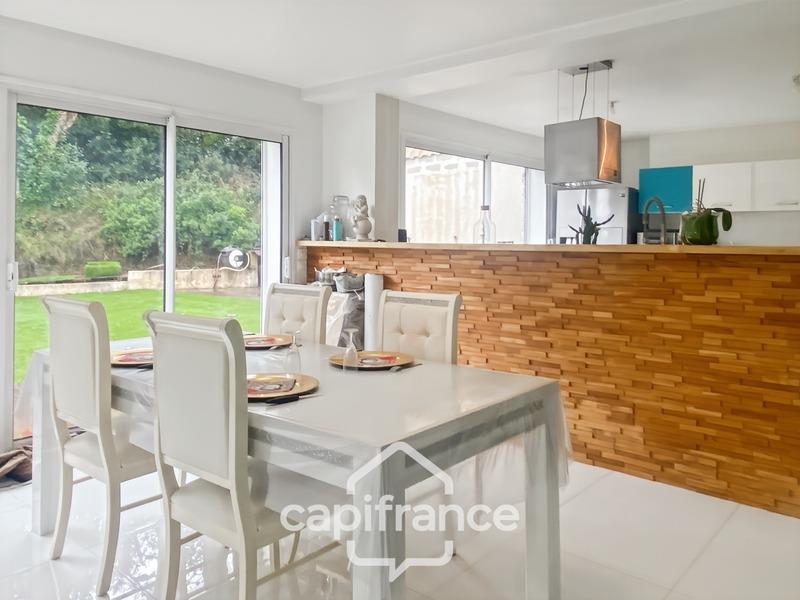 Maison - 220 m² - 8 pièces