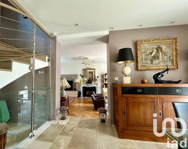 Maison - 244 m² - 9 pièces