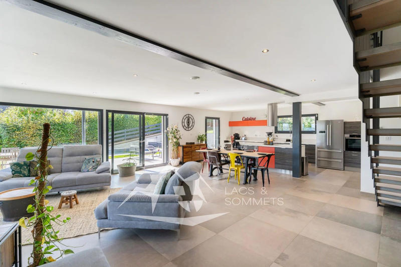 Villa - 243 m² - 9 pièces