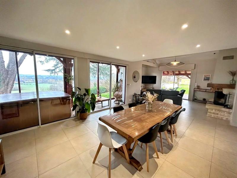 Maison - 215 m² - 6 pièces