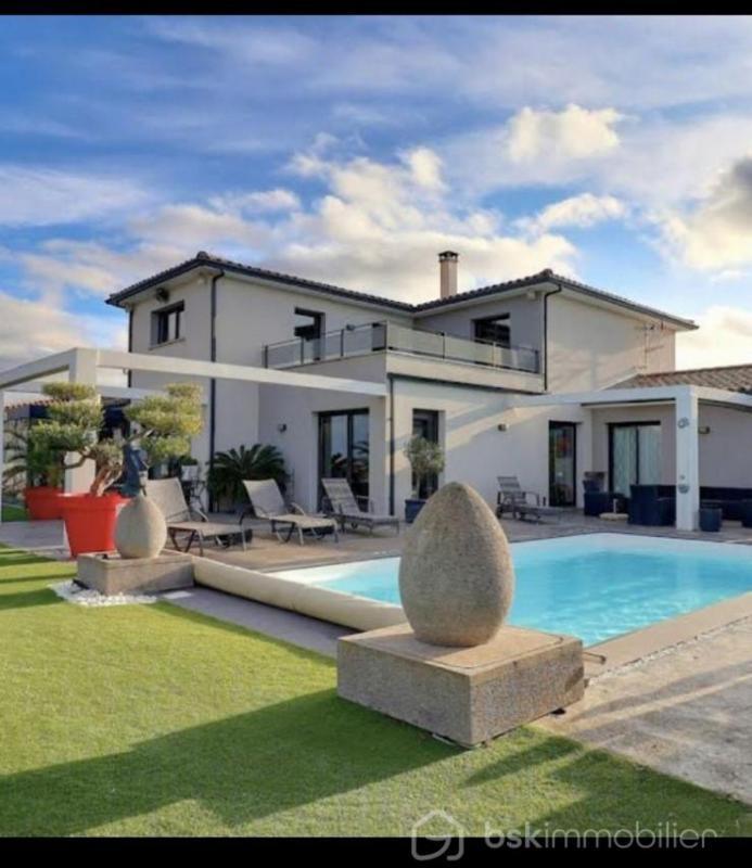 Maison traditionnelle - 260 m² - 8 pièces