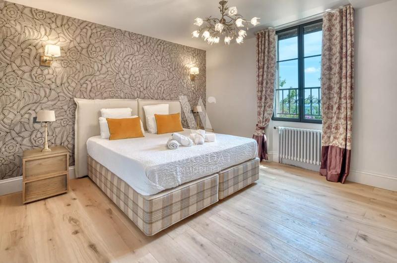 Villa - 1 200 m² - 16 pièces