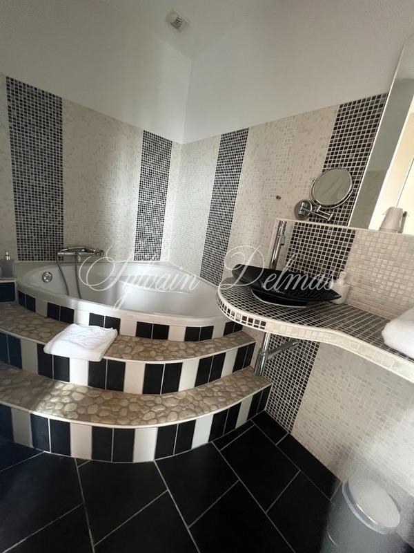 Demeure - 2 000 m² - 25 pièces