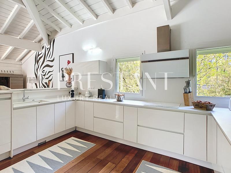 Maison - 260 m² - 10 pièces