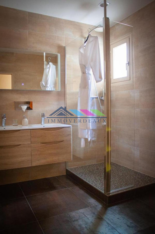 Local commercial - 1 800 m² - 25 pièces