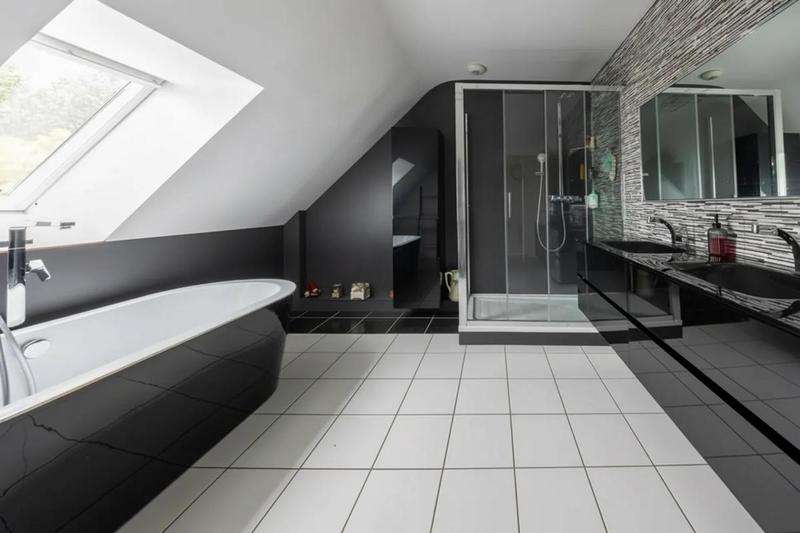 Maison - 250 m² - 8 pièces