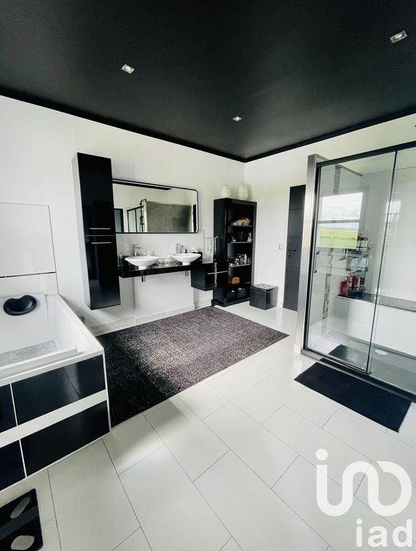 Maison - 270 m² - 10 pièces