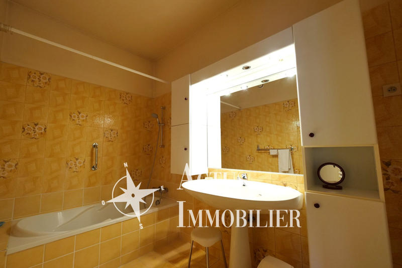 Maison - 242 m² - 8 pièces