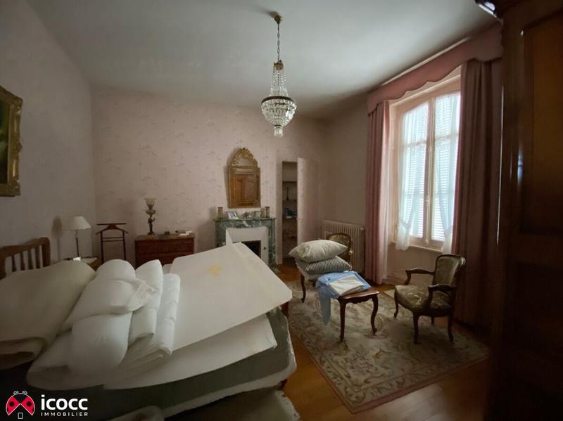 Maison - 222 m² - 9 pièces