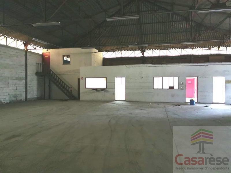 Entrepôt - 1 200 m² - 8 pièces