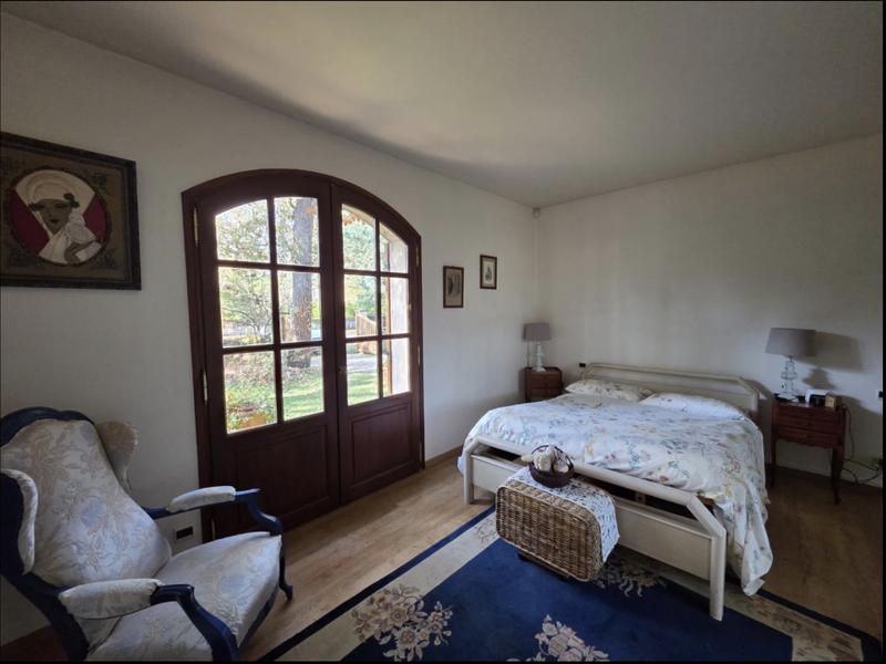 Maison - 221 m² - 8 pièces