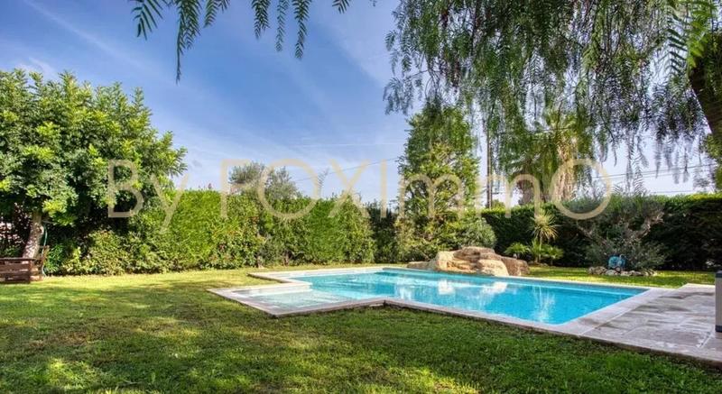 Maison - 240 m² - 6 pièces