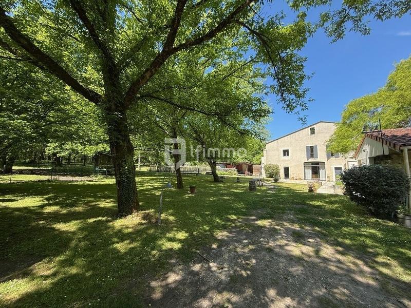 Maison - 281 m² - 12 pièces