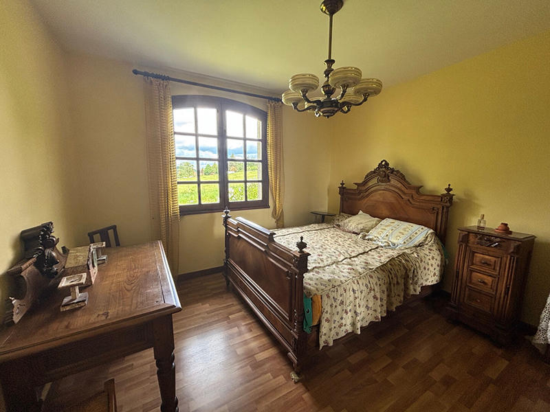 Maison - 235 m² - 9 pièces