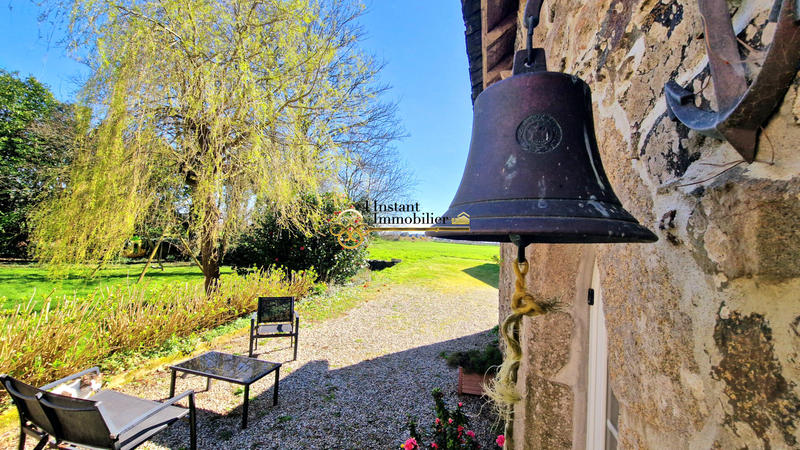 Demeure - 256 m² - 13 pièces