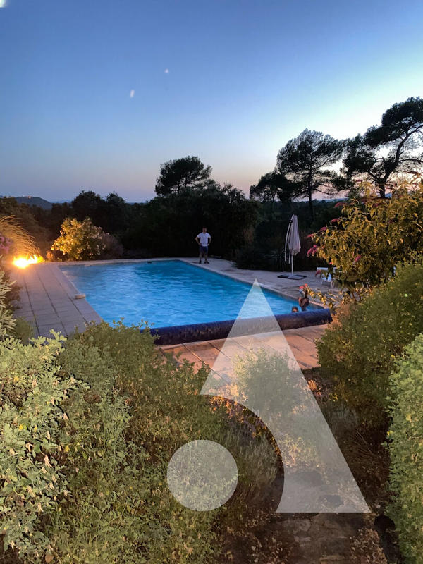 Maison - 490 m² - 19 pièces