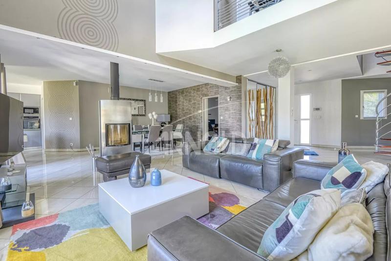 Maison - 250 m² - 12 pièces