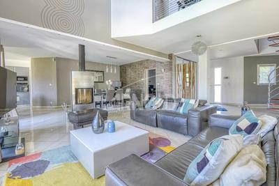 Maison - 250 m² - 12 pièces