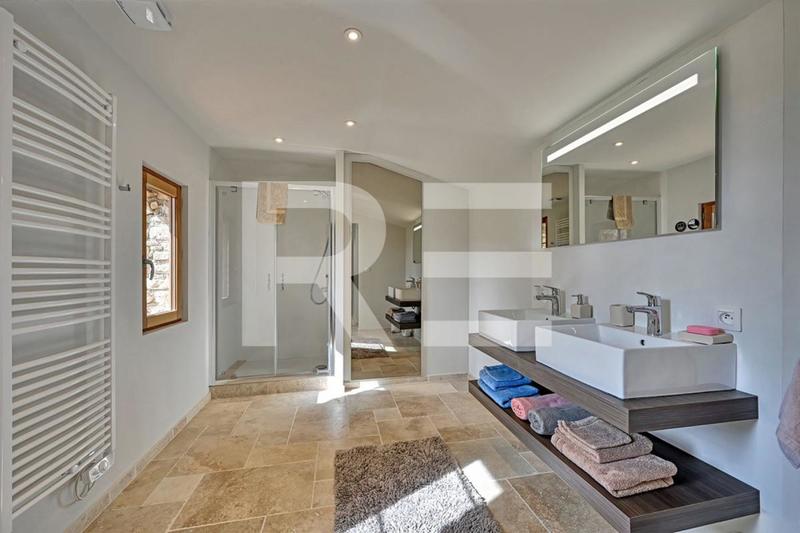 Maison - 245 m² - 9 pièces