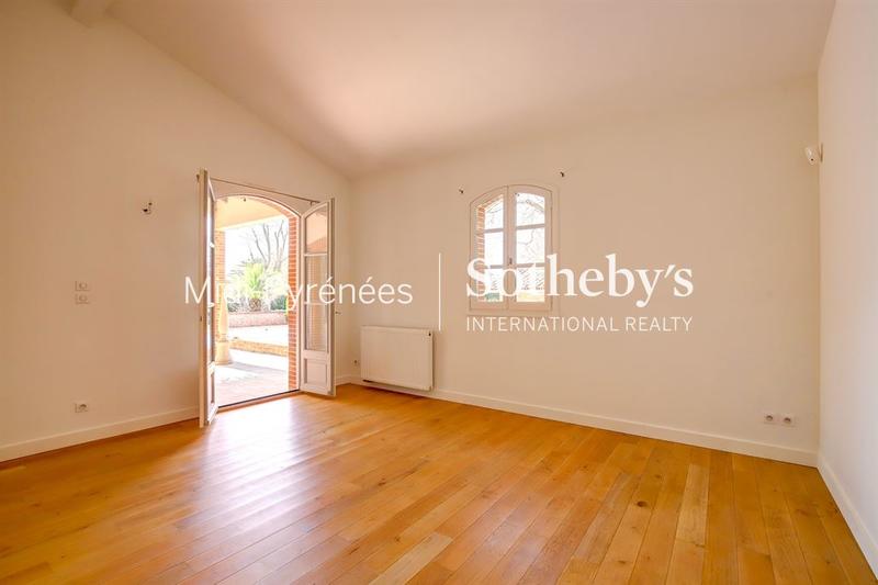 Maison - 300 m² - 10 pièces