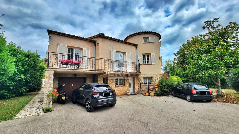 Maison - 270 m² - 8 pièces