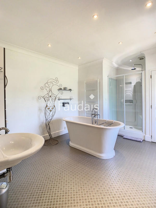 Propriété - 368 m² - 9 pièces