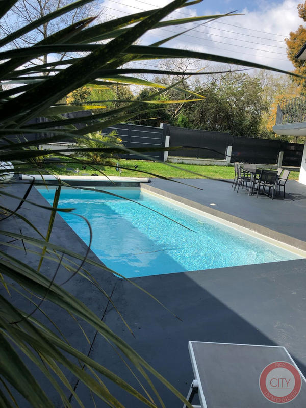 Maison traditionnelle - 223 m² - 9 pièces