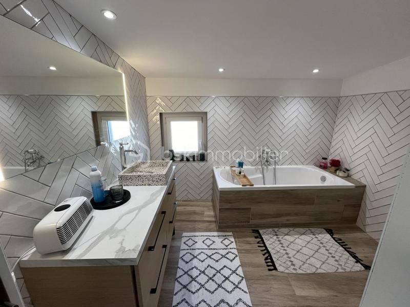 Maison - 297 m² - 9 pièces