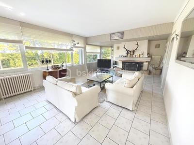 Pavillon - 210 m² - 8 pièces