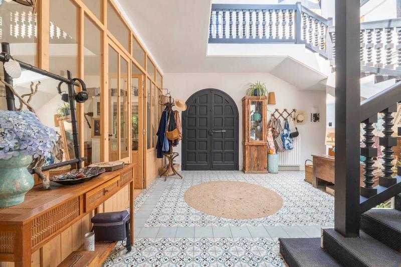 Propriété - 213 m² - 6 pièces