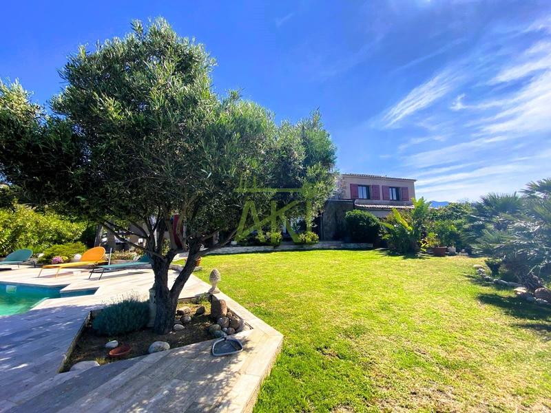 Maison - 220 m² - 6 pièces