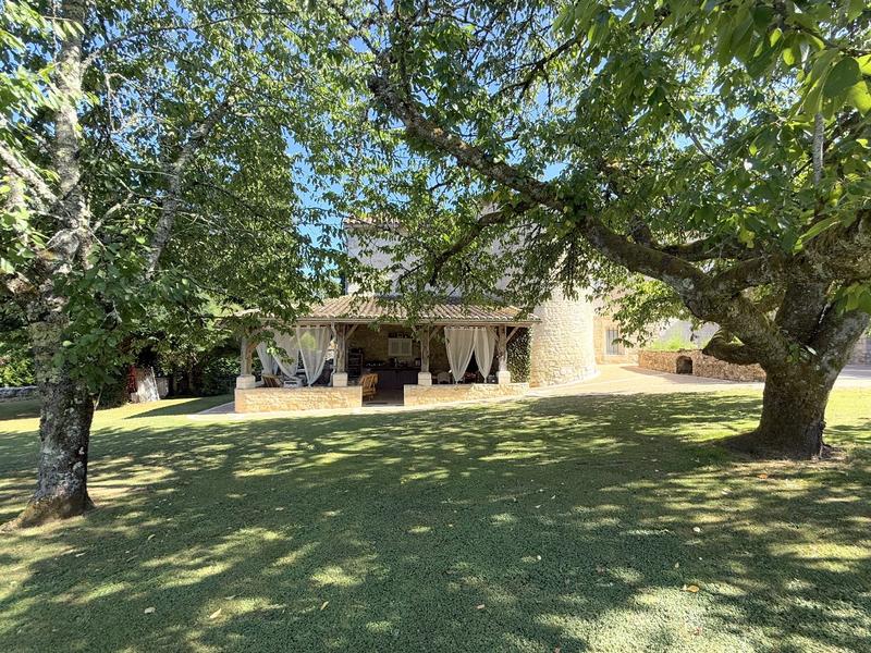 Maison - 345 m² - 13 pièces