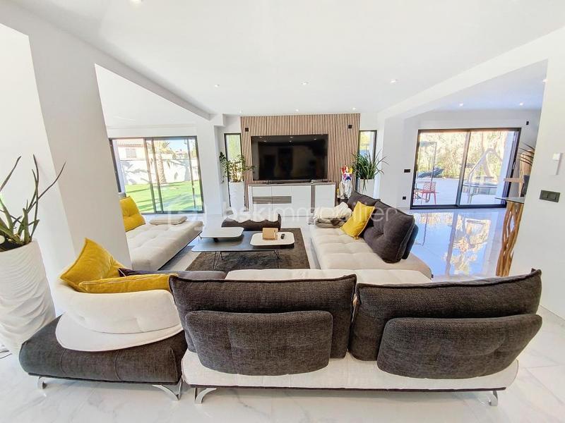 Villa - 245 m² - 6 pièces