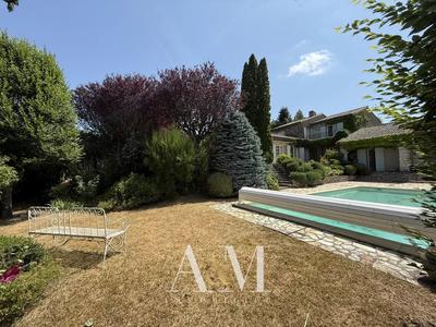 Propriété - 275 m² - 7 pièces